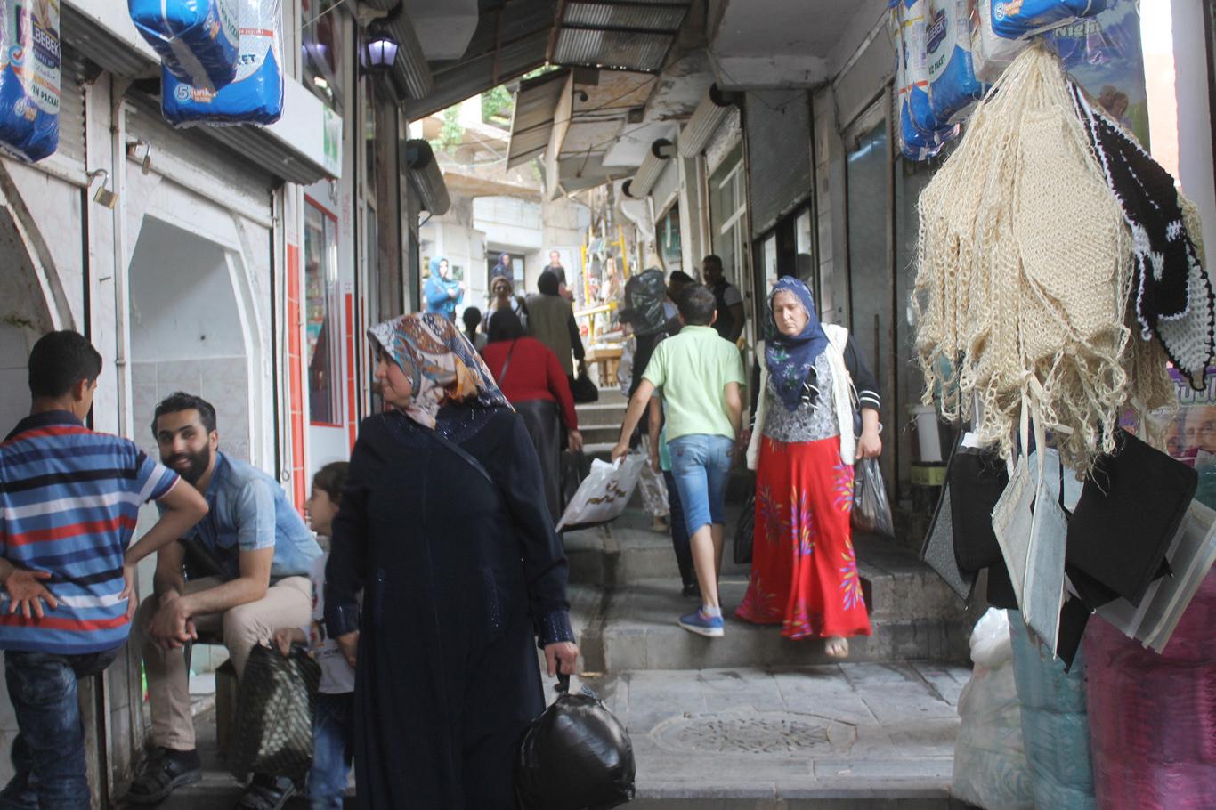Mardin’in tarihi çarşılarında yaşanan Ramazan bereketi, uzun süredir durgunluk yaşayan esnafın yüzünü güldürdü.

